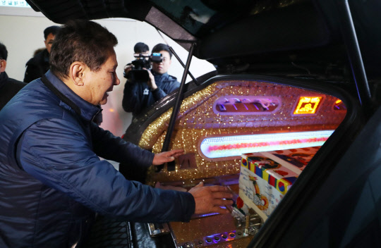 오열하는 제천 화재 피해자 남편  23일 오전 충북 스포츠센터 화재 피해자의 첫 발인식이 엄수된 제천 제일장례식장에서 고인의 남편이 관을 붙든채 오열하고 있다. 2017.12.23